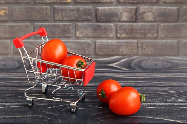 Cocktailtomaten in einem Supermarktwagen