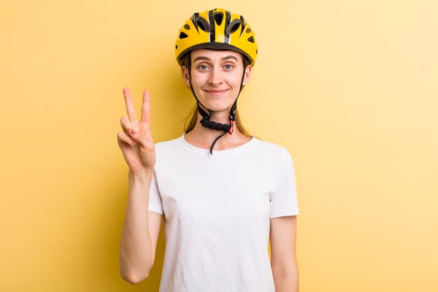 Cocnept de bicicleta de mujer bonita adulta joven