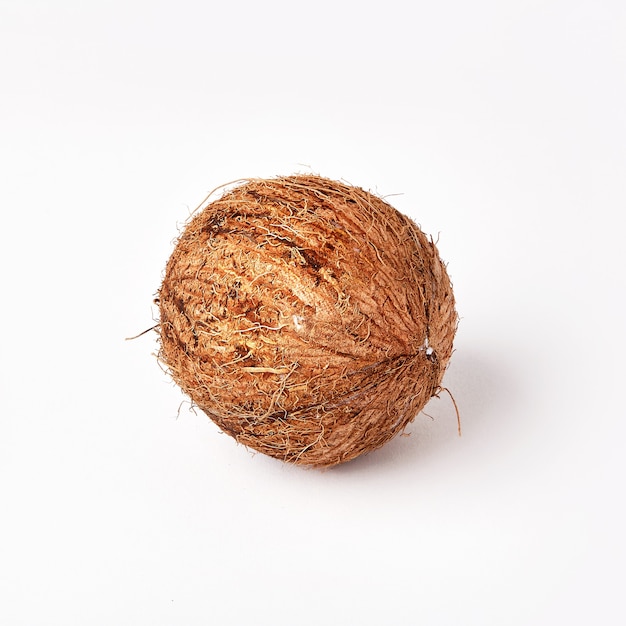 Foto coco aislado, helado de coco sobre un fondo blanco.