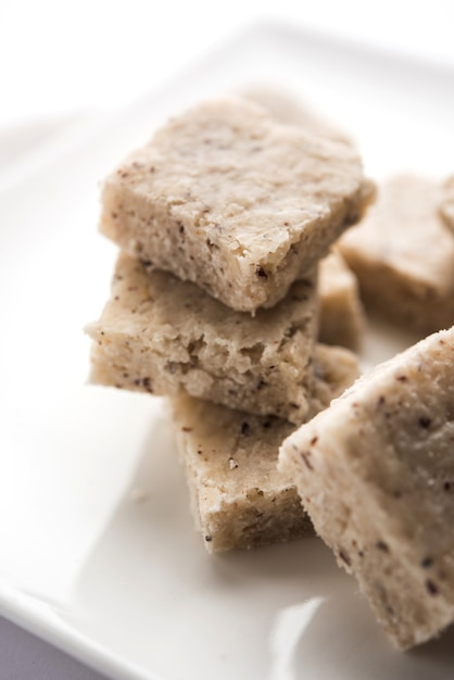 Coco burfi o Nariyal Barfi es un pastel dulce servido en un plato de enfoque selectivo