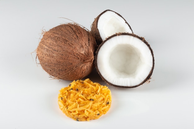 Coco caramelo de coco aislado sobre fondo blanco.