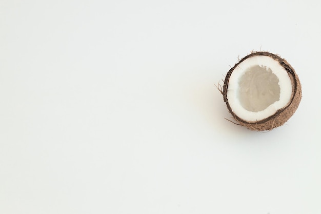 Coco Coconut halb isoliert Cocos weiß Volle Schärfentiefe