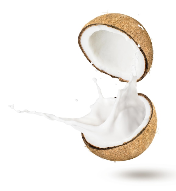 Coco com respingos de leite isolado no fundo branco
