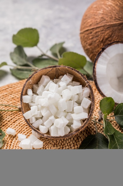 Coco en cubos en un recipiente sobre la superficie de la mesa de madera