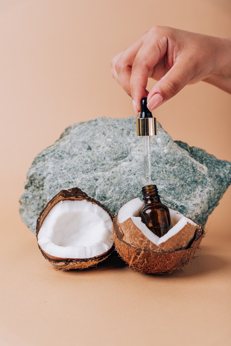 Coco e um tubo de cosméticos em um fundo de pedra