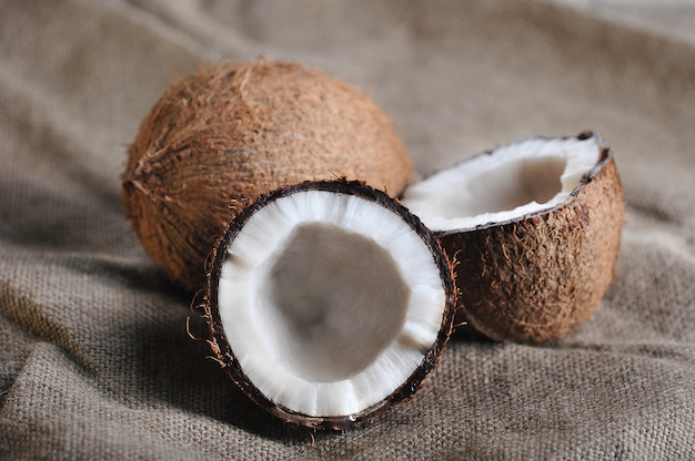 Un coco entero y un coco medio roto.