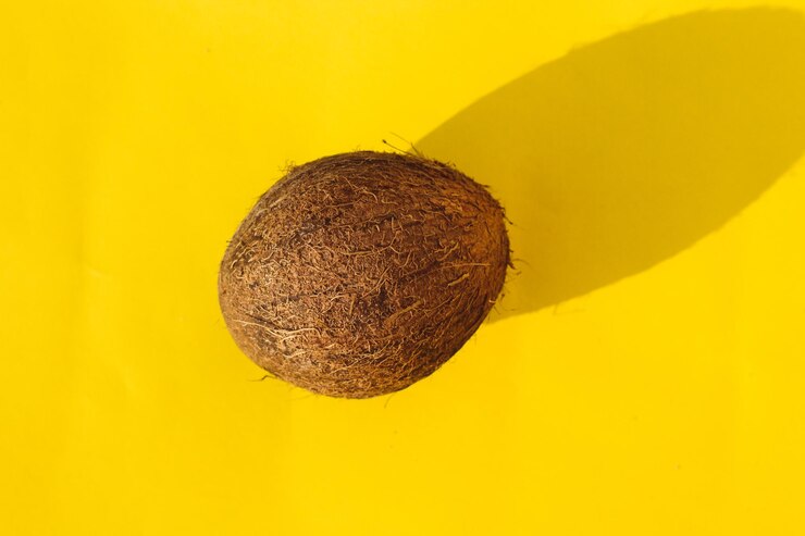 Coco entero sobre un fondo amarillo