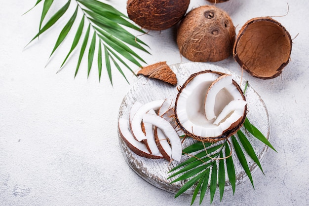 Coco fatiado e folhas de palmeira