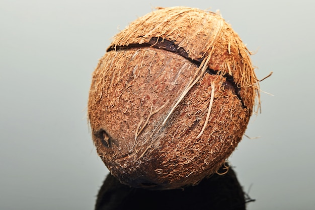 Foto coco fresco com uma rachadura no meio em cinza