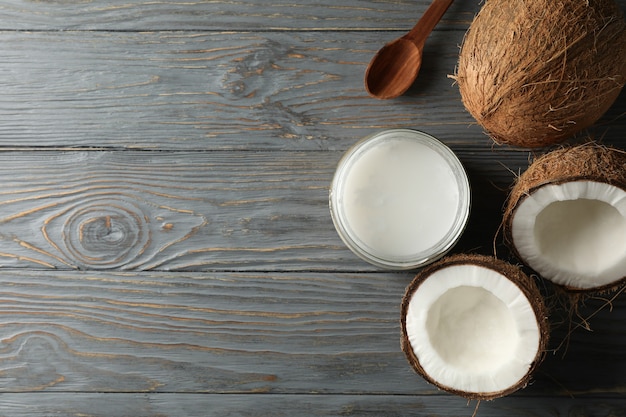 Coco fresco e leite de coco em madeira