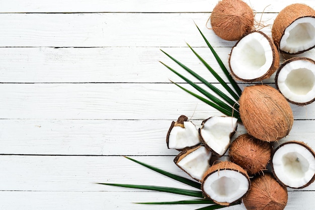 Coco fresco sobre un fondo blanco de madera Frutas tropicales Tuerca Vista superior Espacio libre para su texto