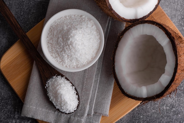 Foto coco inteiro raspas de coco e pedaços de coco coco fresco