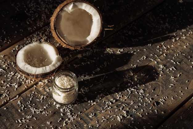 Coco y leche coco coco roto sobre fondo de tablas de madera