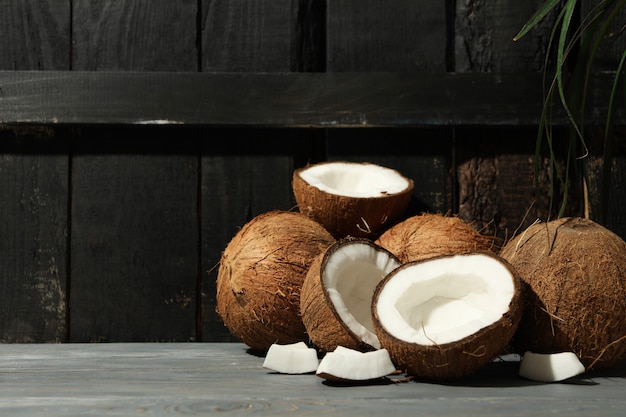 Coco en madera, espacio para texto. Fruta tropical
