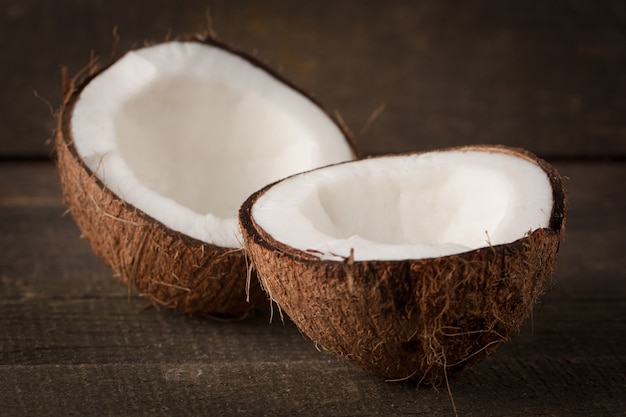 Coco maduro meio corte. Creme de coco e óleo.