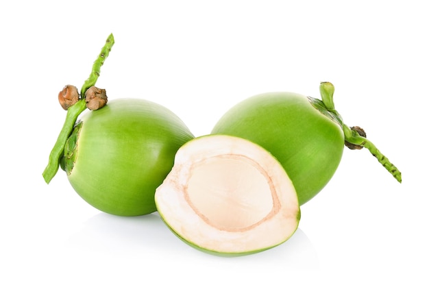 Coco verde aislado en el fondo blanco | Foto Premium