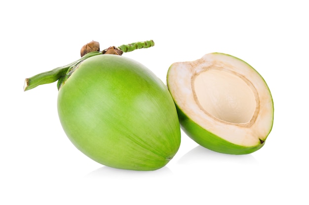 Coco verde isolado no fundo branco