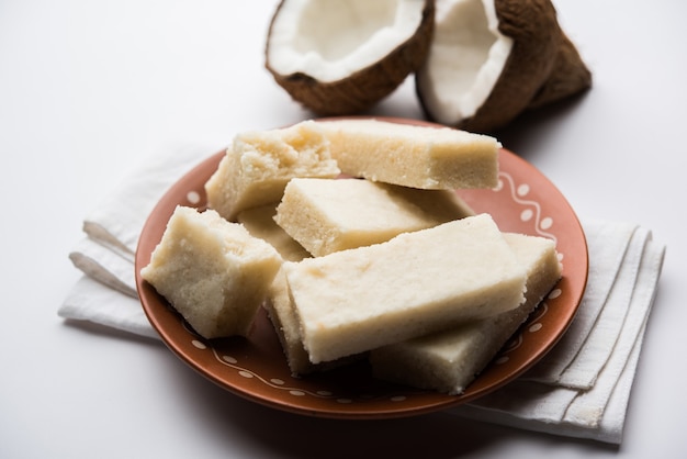 Coconut Burfi ou Kopra Barfi Pak ou Fresh Nariyal Fudge, foco seletivo