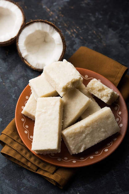 Coconut Burfi ou Kopra Barfi Pak ou Fresh Nariyal Fudge, foco seletivo