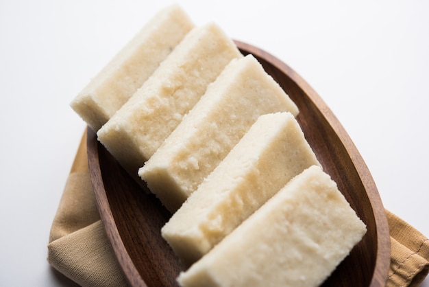 Coconut Burfi ou Kopra Barfi Pak ou Fresh Nariyal Fudge, foco seletivo