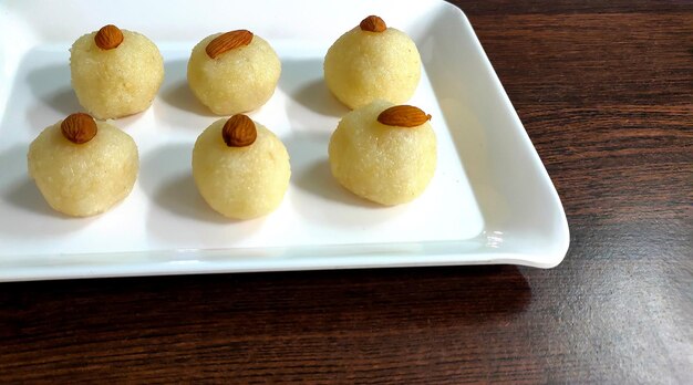 Coconut Sweet Laddo ODER Nariyal Laddu, ein beliebtes Festessen aus Indien. Selektiver Fokus