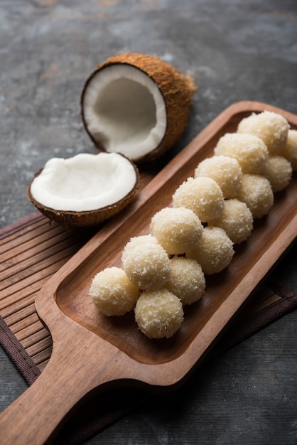 Coconut Sweet Laddoo O Nariyal Ladduis una comida popular del festival de la India. Servido sobre fondo cambiante, enfoque selectivo