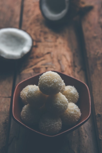 Foto coconut sweet laddoo o nariyal ladduis una comida popular del festival de la india. servido sobre fondo cambiante, enfoque selectivo