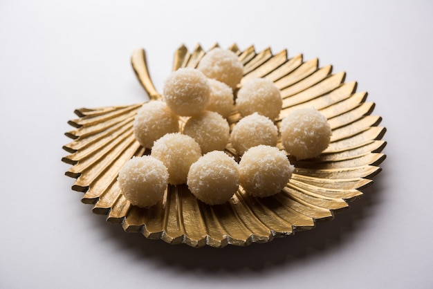 Coconut Sweet Laddoo O Nariyal Ladduis una comida popular del festival de la India. Servido sobre fondo cambiante, enfoque selectivo