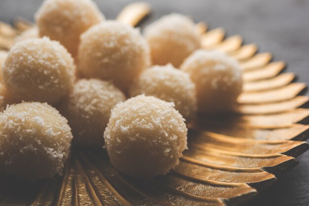 Coconut Sweet Laddoo O Nariyal Ladduis una comida popular del festival de la India. Servido sobre fondo cambiante, enfoque selectivo