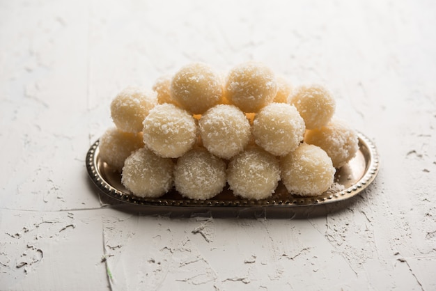 Coconut Sweet Laddoo O Nariyal Ladduis una comida popular del festival de la India. Servido sobre fondo cambiante, enfoque selectivo