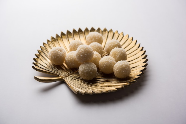 Coconut Sweet Laddoo ODER Nariyal Laddui ist ein beliebtes Festivalessen aus Indien. Serviert über stimmungsvollem Hintergrund, selektiver Fokus