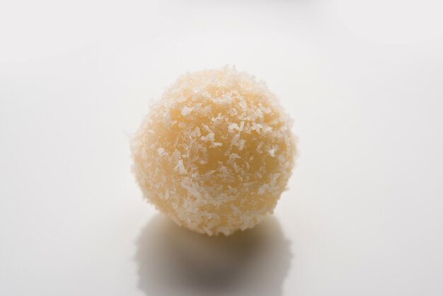 Coconut Sweet Laddoo ODER Nariyal Laddui ist ein beliebtes Festivalessen aus Indien. Serviert über stimmungsvollem Hintergrund, selektiver Fokus