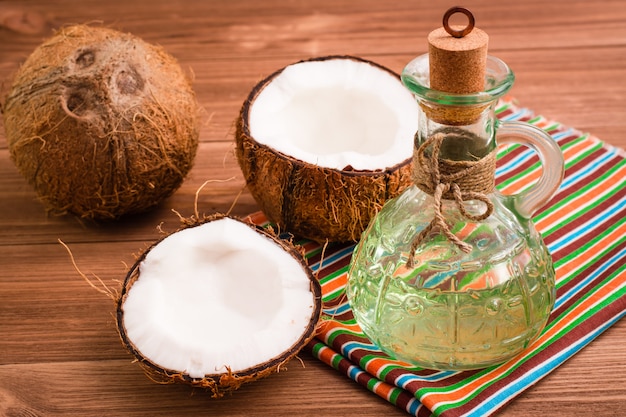 Cocos y aceite de coco en una botella