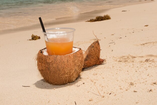 Cocos y cócteles en la playa