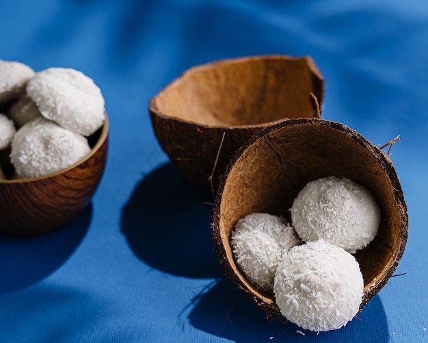 Foto cocos com doces na mesa azul