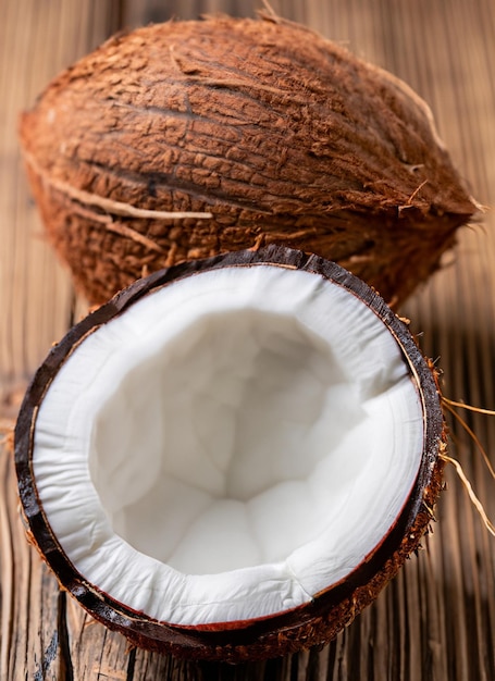 Cocos em uma mesa de madeira