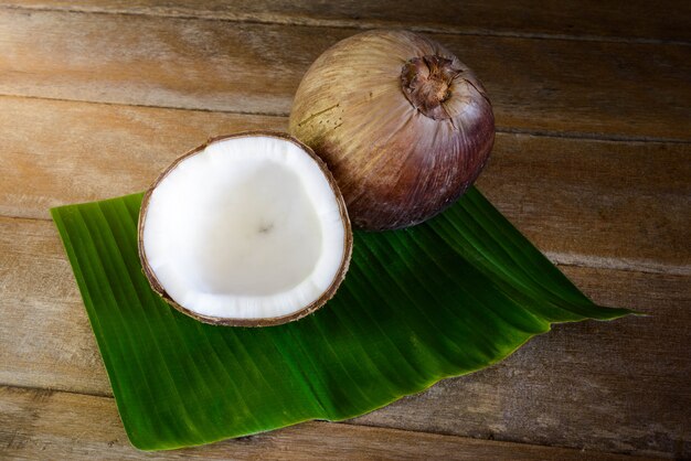 Cocos frescos en hoja de plátano