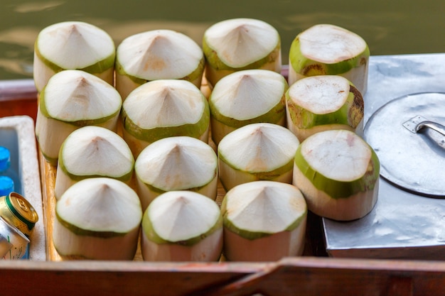 Cocos frescos en el mercado flotante de Damnoen Saduak en Ratchaburi cerca de Bangkok, Tailandia