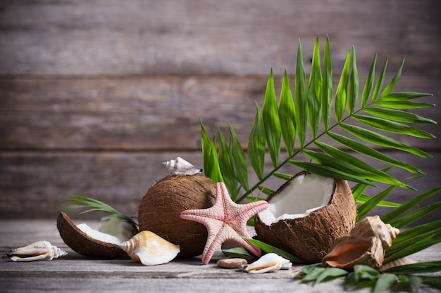 Cocos y hojas sobre un fondo de madera