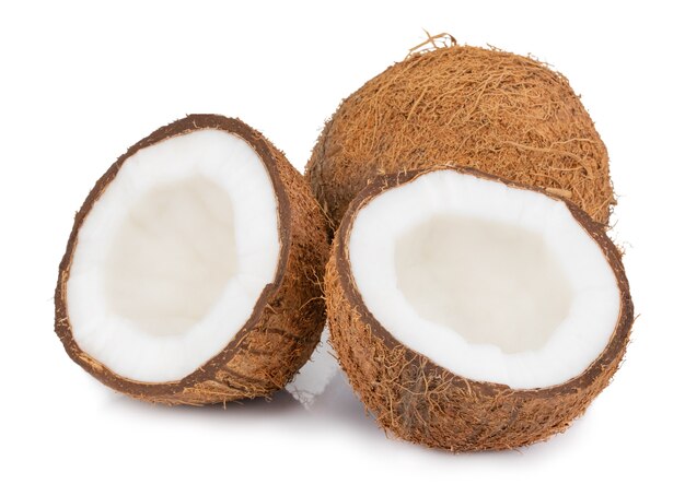 Cocos isolados no fundo branco com traçado de recorte.