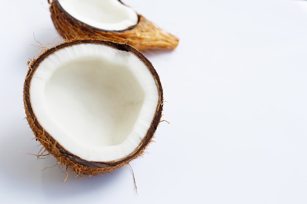 Cocos maduros em branco. Vista superior da fruta tropical.