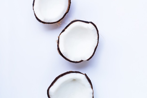 Cocos maduros em branco. vista superior da fruta tropical.