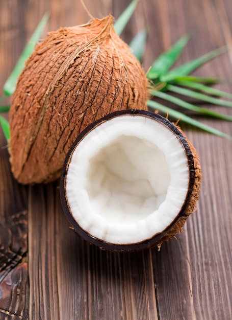 Cocos en una mesa de madera