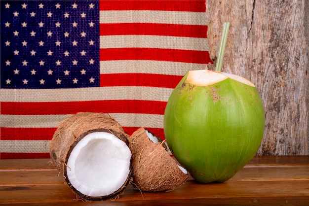 Cocos verdes e marrons com a bandeira dos Estados Unidos