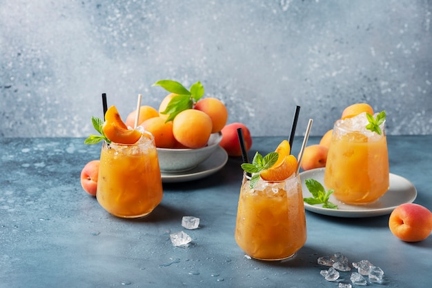 Cóctel de albaricoque fresco con hielo y menta