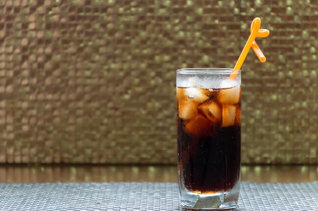 Cóctel sin alcohol con cola y hielo