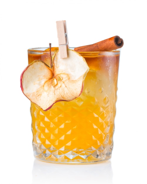 Cóctel de alcohol de frutas con manzana y canela aislado