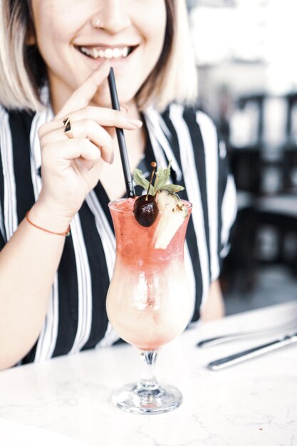 Foto cóctel de alcohol en la mesa del restaurante