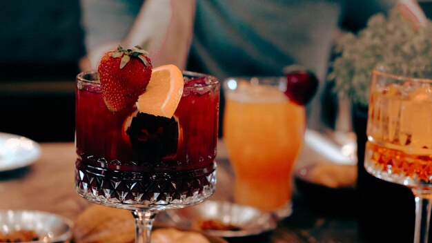 Cóctel de alcohol en la mesa del restaurante