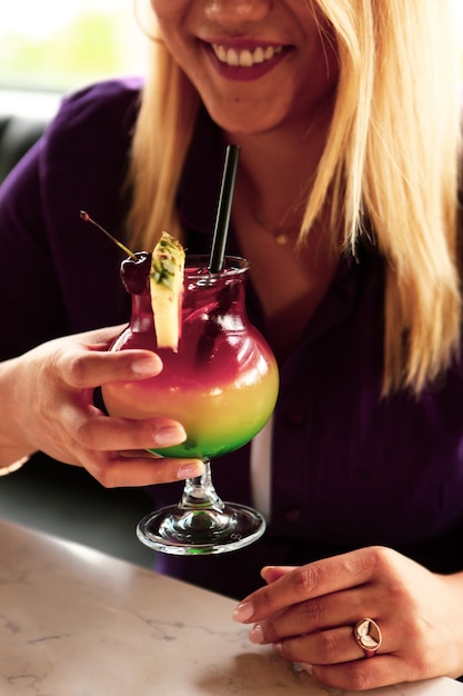 Foto cóctel de alcohol en la mesa del restaurante